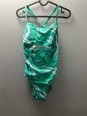 Nike Women's HydraStrong Crystal Wave Racerback One-Piece Swimsuit
*missing pads
